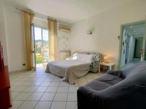 um quarto com uma cama e um sofá em Brezza d'Estate - L'Opera Group em La Spezia