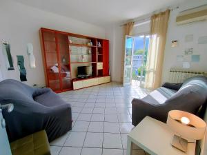 Sala de estar con 2 sofás y mesa en Brezza d'Estate - L'Opera Group en La Spezia