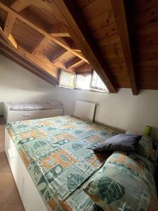 Un dormitorio con una cama grande en una habitación con techos de madera. en Sém Chi, the oasis on the lake, en Cerro Lago Maggiore