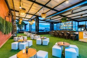 a restaurant with tables and chairs and a bar at T Pattaya Hotel in Pattaya Central +99 photos