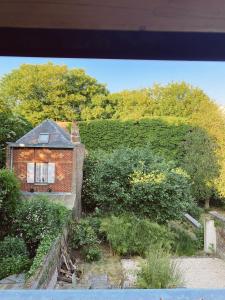 uma vista aérea de uma casa com uma cobertura em Maison cosy avec 3 chambres et 3 salles de bains em Amiens