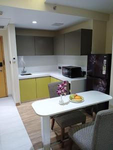 Hotel Suba Elite Vadodara的厨房或小厨房