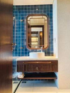 a bathroom with a sink and a mirror at Mandala Cham Bay Mũi Né view biển in Ấp Thiẹn Ái