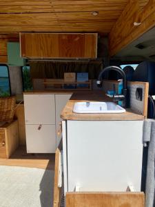 uma cozinha com um lavatório numa caravana em Transi the Van em Dusseldorf