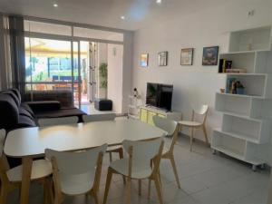 Imagen de la galería de Ground floor facing the sea, in complex with pool and common areas, en Barcelona
