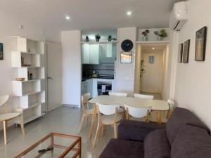 Imagen de la galería de Ground floor facing the sea, in complex with pool and common areas, en Barcelona