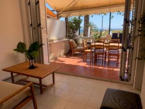 Imagen de la galería de Ground floor facing the sea, in complex with pool and common areas, en Barcelona