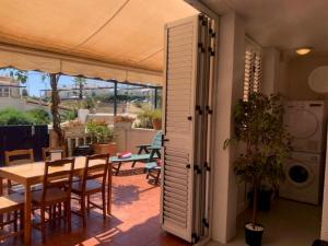 Imagen de la galería de Ground floor facing the sea, in complex with pool and common areas, en Barcelona