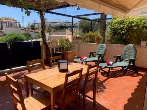 Imagen de la galería de Ground floor facing the sea, in complex with pool and common areas, en Barcelona