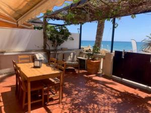 Imagen de la galería de Ground floor facing the sea, in complex with pool and common areas, en Barcelona