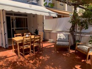 Imagen de la galería de Ground floor facing the sea, in complex with pool and common areas, en Barcelona