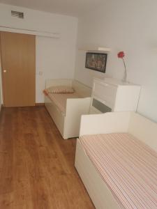 pokój z dwoma łóżkami i komodą w obiekcie Apartamento Relualhu w Lloret de Mar