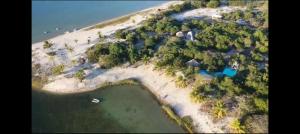 una vista aérea de una isla en el océano en Shongili Island Lodge, en Vila Praia Do Bilene