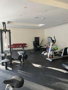 une salle de sport avec plusieurs tapis de course et appareils d'exercice dans l'établissement Al Raha chalet -al raha village -marsa zayed - قرية الراحة العقبة -مرسى زايد, à Aqaba