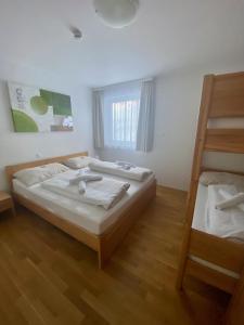 1 Schlafzimmer mit 2 Etagenbetten und einer Leiter in der Unterkunft Obertauern Fewo Top 12 by Kamper in Obertauern