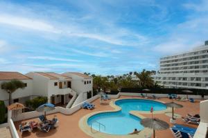 Blick auf den Pool im Resort in der Unterkunft Garden City Private Apartment Costa Adeje in Playa Fañabe