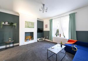 sala de estar con sofá azul y mesa en Luke Stays - Belle Grove West en Town Moor