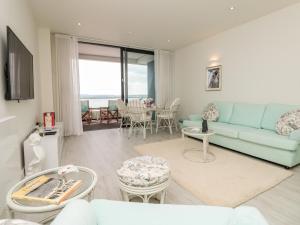 Ruang duduk di Apartment 20 Summer Place