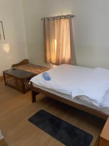 Hotel Mayur客房内的一张或多张床位