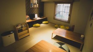 東京にあるNADESHIKO HOTEL TOKYO Shibuya by unito Female-onlyの小さなリビングルーム(テーブル、黄色い枕付)