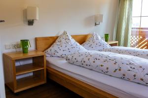 um quarto com uma cama com lençóis brancos e uma janela em Ferienhaus Altenmarktblick em Altenmarkt im Pongau