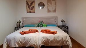 ラ・オリーバにあるCasa Helenaのベッドとタオル2枚のある寝室 +8枚の写真