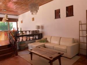 een woonkamer met een bank en een salontafel bij Casa Calma in Albufeira