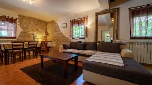 ein Wohnzimmer mit einer Couch und einem Tisch in der Unterkunft Guest house Donna in Vrata