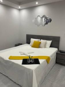 sypialnia z dużym łóżkiem i żółtym kocem w obiekcie Maison de ville à Flic-en-Flac w mieście Flic-en-Flac