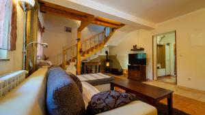 ein Wohnzimmer mit einer Couch und einem Tisch in der Unterkunft Guest house Donna in Vrata