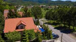 einen Blick über ein Haus mit rotem Dach in der Unterkunft Guest house Donna in Vrata