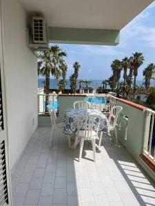 En balkon eller terrasse på RP appartamenti sul mare Brolo
