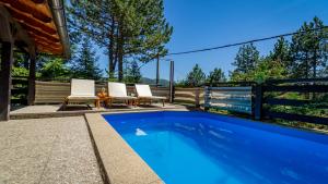 Der Swimmingpool an oder in der Nähe von Guest house Donna