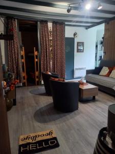 uma sala de estar com um sofá e uma mesa em Beau appartement en résidence em Eaux-Bonnes