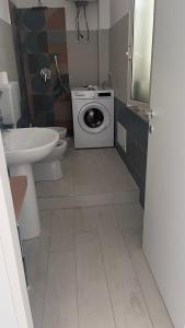 Et badeværelse på RP appartamenti sul mare Brolo