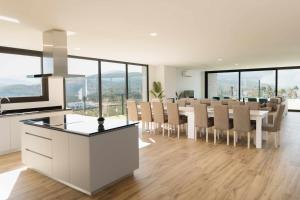 cocina y comedor con mesa y sillas en Casa dos Mirtilos Legacy T7, en Celorico de Basto