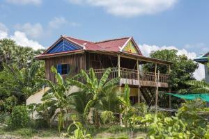una casa con un techo colorido encima en Champa Lodge en Kampot