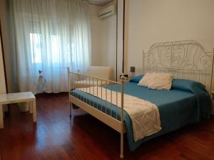 - une chambre avec un lit et une fenêtre dans l'établissement Tra Pirandello e Leopardi B&B, à Naples