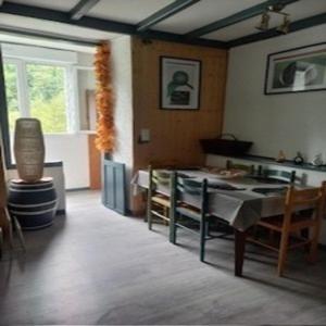 ein Wohnzimmer mit einem Tisch und einem Esszimmer in der Unterkunft Beau appartement en résidence in Eaux-Bonnes