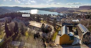 - une vue aérienne sur une ville et un lac dans l'établissement Rezidence Club Canada Lipno, à Lipno nad Vltavou
