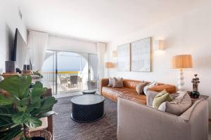 sala de estar con sofá y mesa en Santorini Perissa Seaview Apartment en Shakaskraal