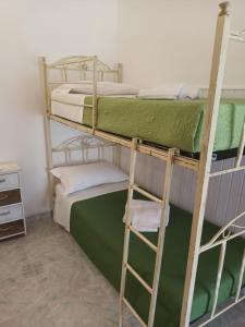 ノートにあるAffittacamere CALAMOSCHEの二段ベッド2組が備わる客室です。