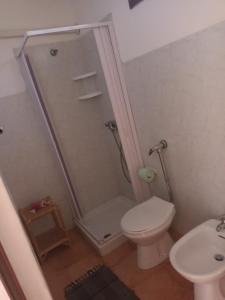 uma casa de banho com um chuveiro, um WC e um lavatório. em Affittacamere CALAMOSCHE em Noto