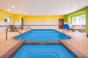 einen Pool in einem Hotelzimmer mit in der Unterkunft Super 8 by Wyndham Port Arthur/Nederland Area in Port Arthur
