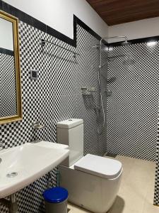 インドゥルワにあるBlue Ocean Residenceのバスルーム(トイレ、洗面台、シャワー付)