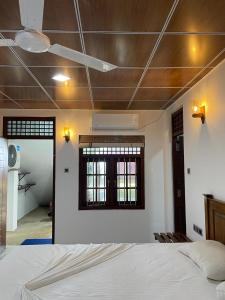 インドゥルワにあるBlue Ocean Residenceのベッドルーム(白いベッド1台、窓付)