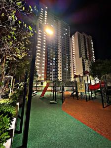ein Spielplatz in der Nacht mit einem Gebäude in der Unterkunft Studio D' Alanis in Sepang