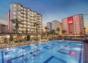 uma grande piscina em frente a um hotel em Ramada Resort By Wyndham Lara em Lara
