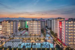 vista de uma cidade à noite com edifícios em Ramada Resort By Wyndham Lara em Lara