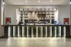 Lounge nebo bar v ubytování Ramada Resort By Wyndham Lara